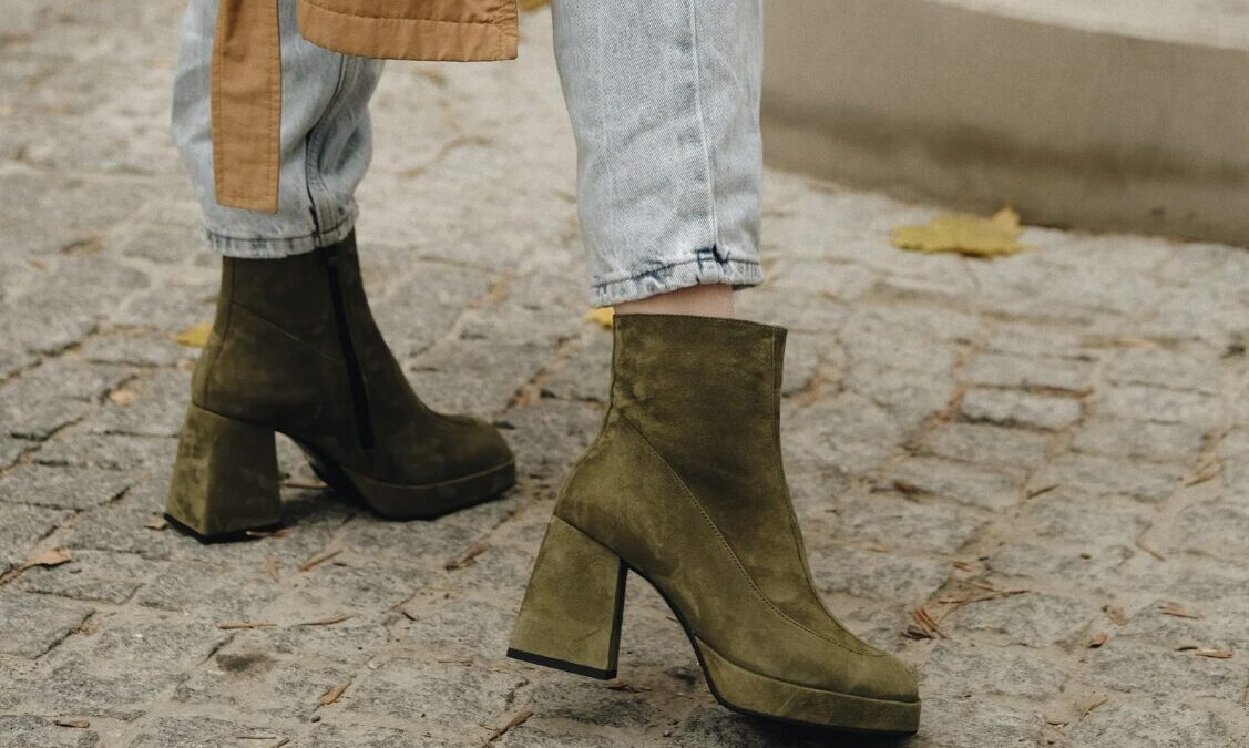 Wie trägt man Boots zu Jeans