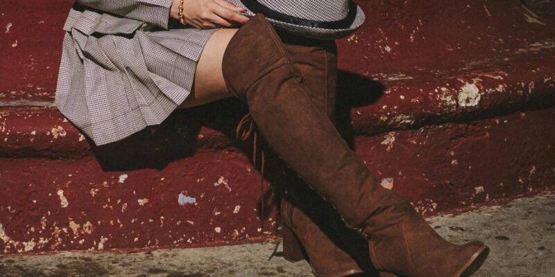 kniehohe stiefel mit absatz