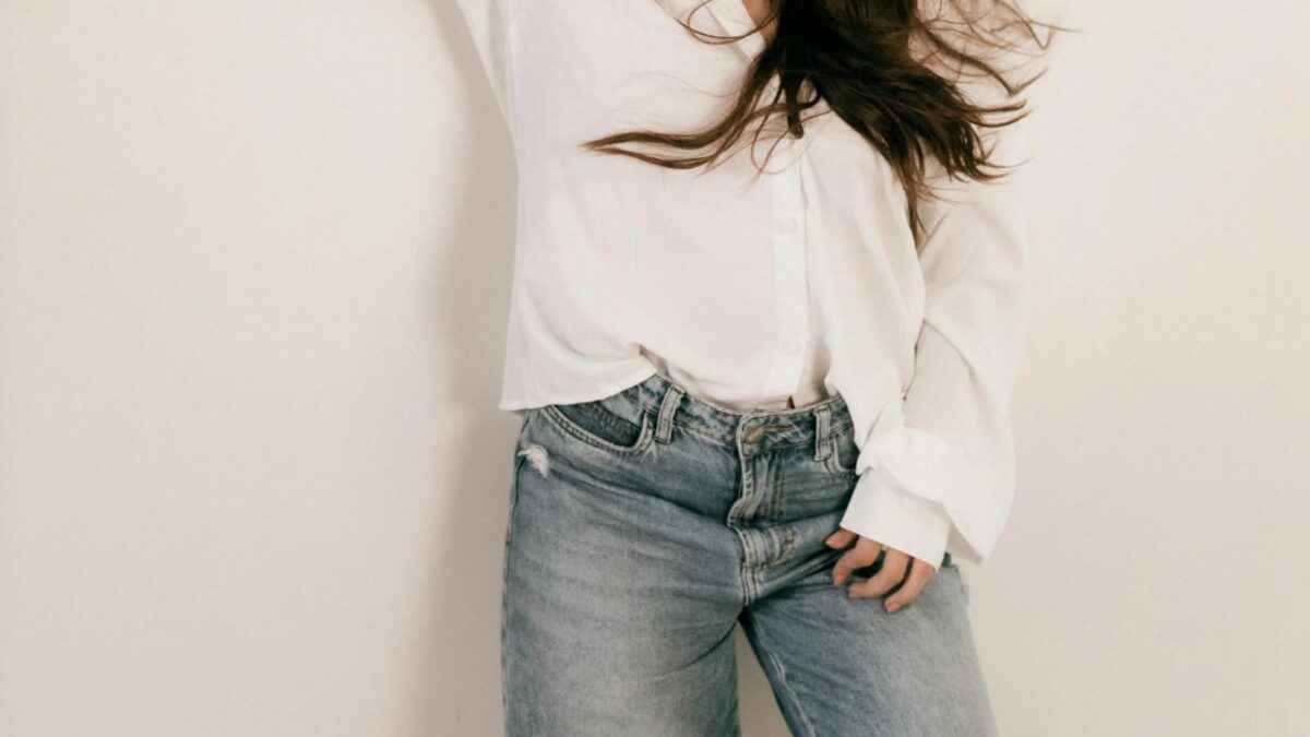 Jeans und weiße Bluse kombinieren Den Klassiker für jeden Anlass stylen