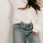 Jeans und weiße Bluse kombinieren Den Klassiker für jeden Anlass stylen