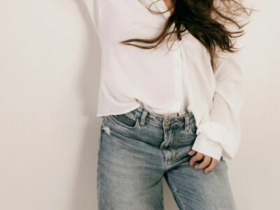 Jeans und weiße Bluse kombinieren Den Klassiker für jeden Anlass stylen