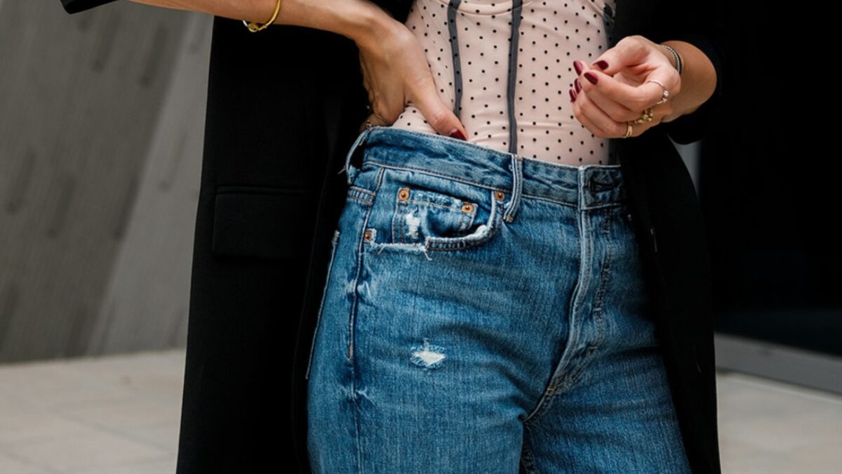 Dunkelblaue Jeans kombinieren Stilvolle Looks und Inspirationen für jede Garderobe