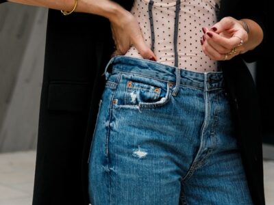 Dunkelblaue Jeans kombinieren Stilvolle Looks und Inspirationen für jede Garderobe